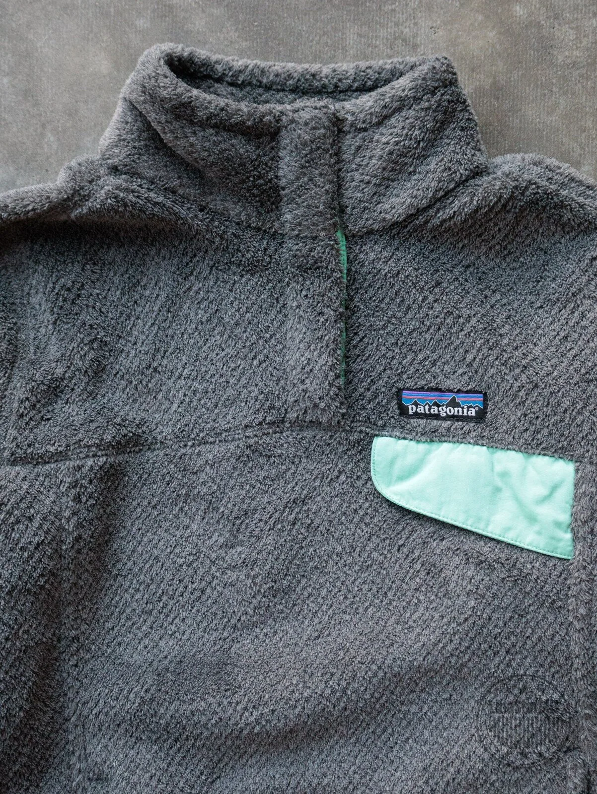 Patagonia Re-Tool Snap-T Pullover Fleece Jacket in Grey with Mint Green Pocket 5 Patagonia Re-Tool Snap-T Pullover Fleece Jacket in Grey with Mint Green Pocket