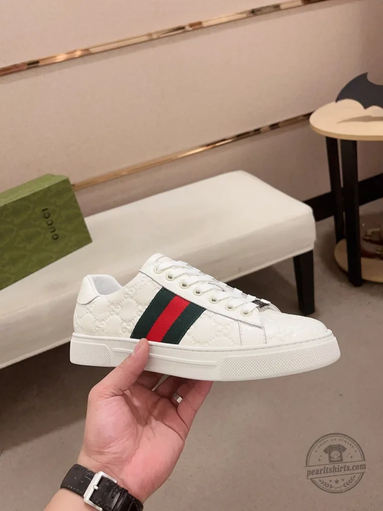 Gucci Low-Top Sneakers in White Leather featuring Red and Green Web Stripes