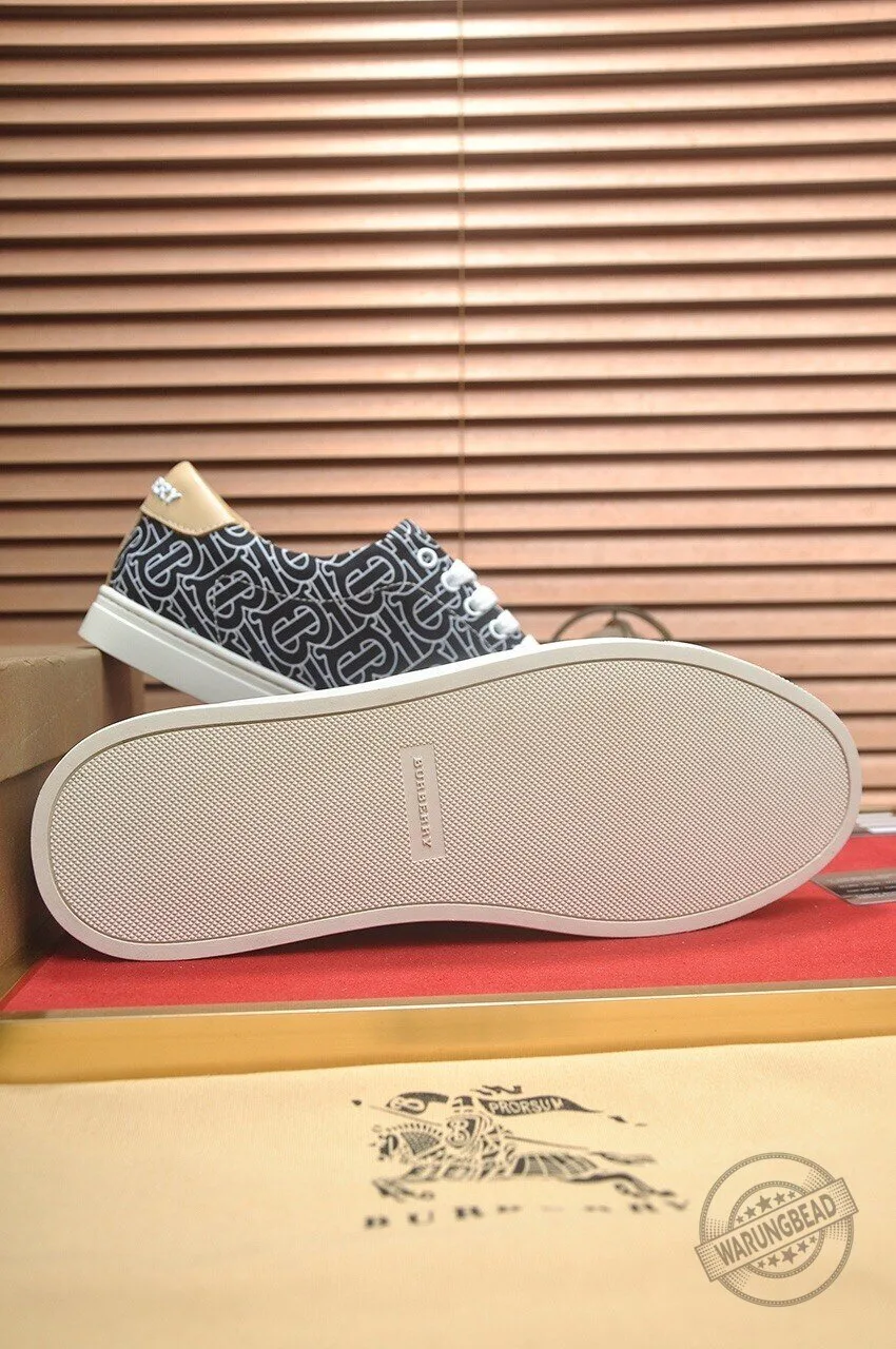 Burberry Monogram Black and White Patterned Canvas Lace-Up Shoes 9 Burberry Monogram Black and White Patterned Canvas Lace-Up Shoes